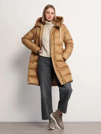 Пуховик песочного цвета